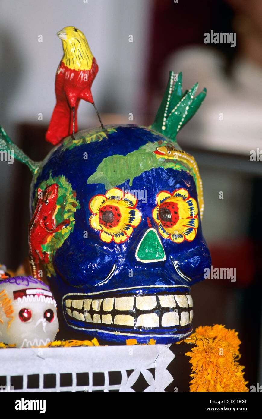 Anni Novanta IL MESSICO dipinto luminosamente cranio decorazioni per il giorno dei morti Foto Stock
