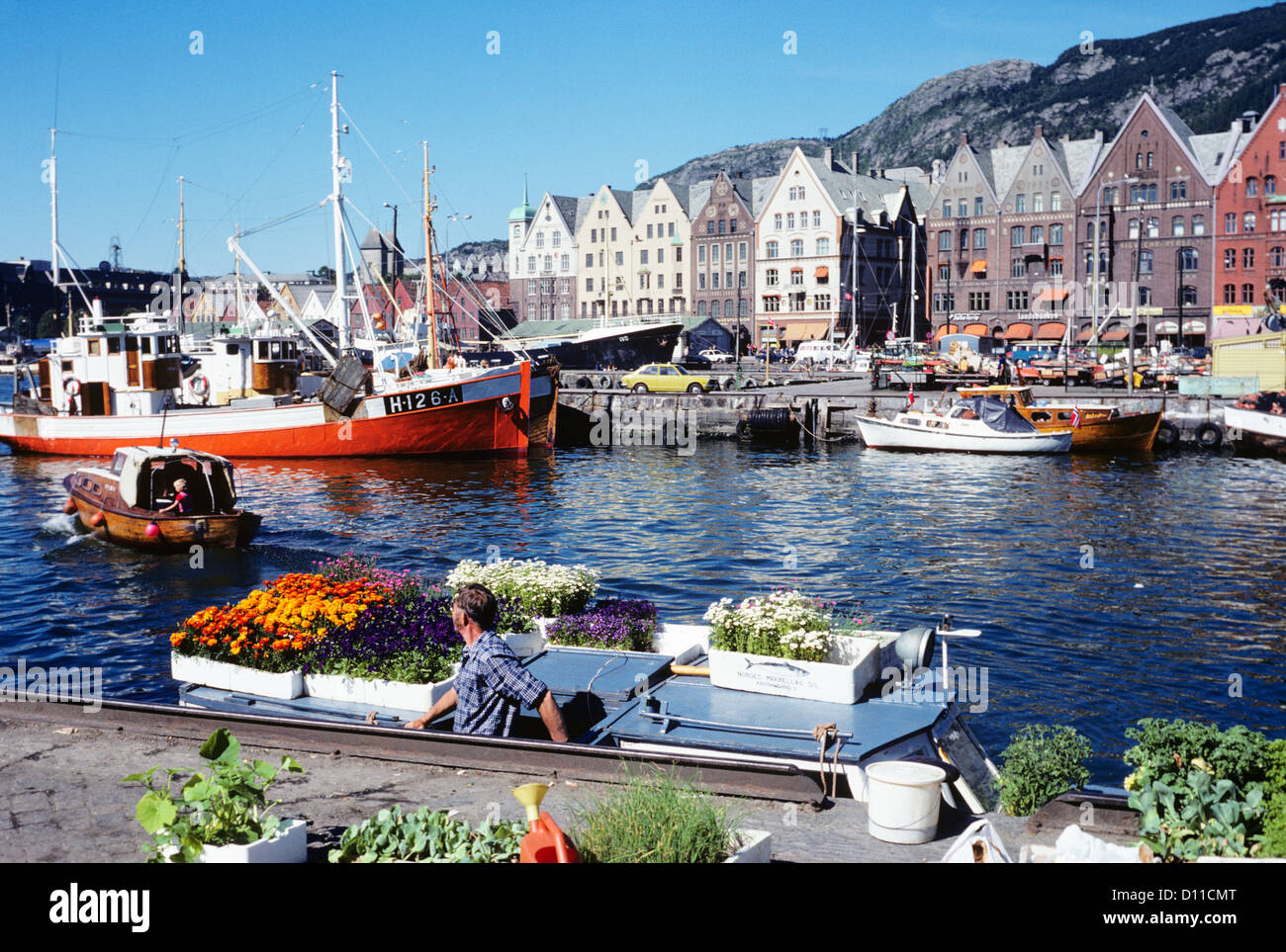 Anni Settanta WATERFRONT Bergen in Norvegia fiori barche case dock Foto Stock