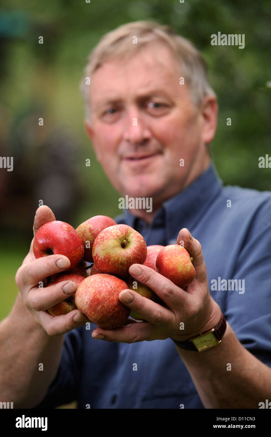 Il sidro di mele rendendo agricoltore Mike Johnson a Broome Agriturismo vicino a Ross-on-Wye Regno Unito dove si trova il campeggio libero e degustazione di volontariato apple p Foto Stock