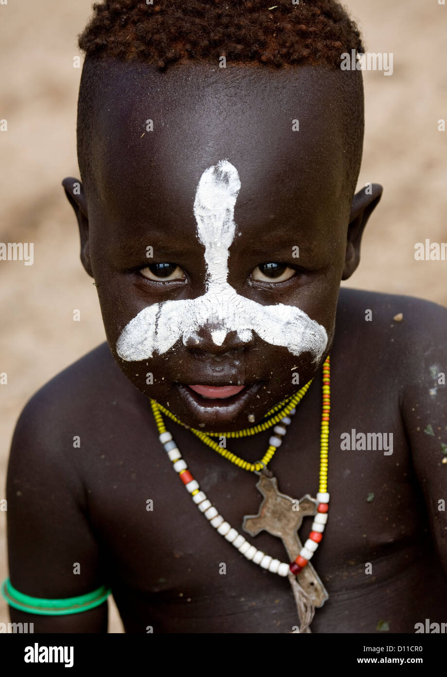 Ritratto di un ragazzo da Karo tribù con vernice per il viso, Korcho Village, Valle dell'Omo, Etiopia Foto Stock