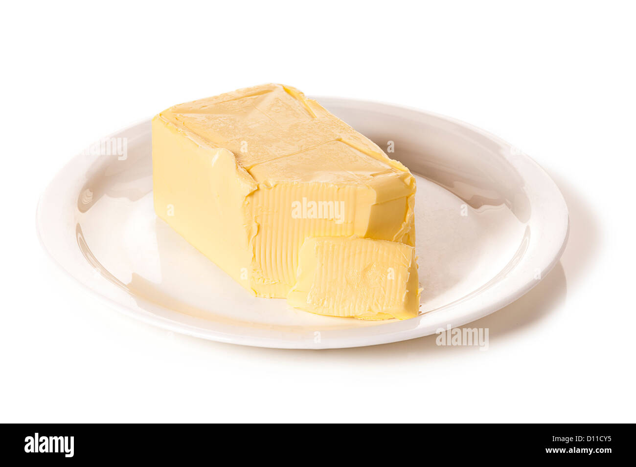Blocco di burro su una piastra bianca su sfondo bianco sfondo senza giunture Foto Stock