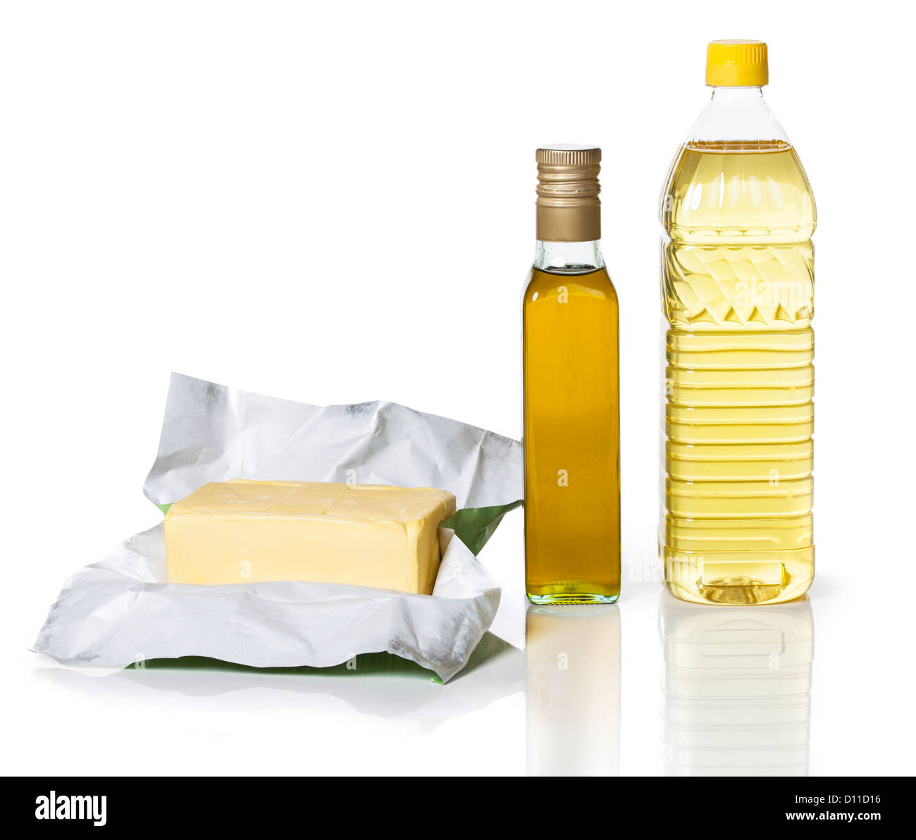 Burro in carta e due bottiglie di diversi tipi di olio su sfondo bianco Foto Stock