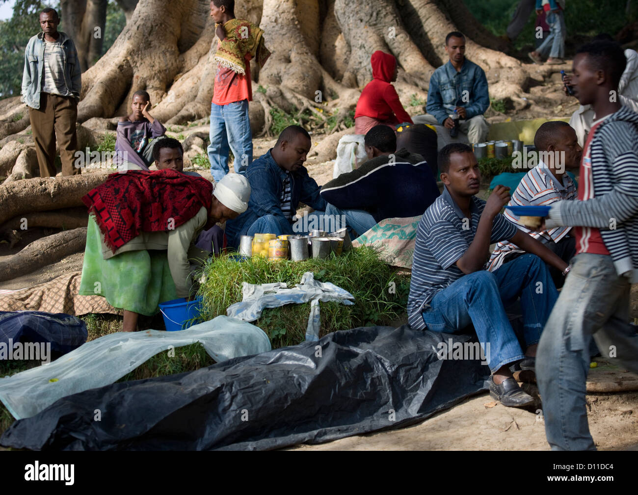 Gli uomini e le donne a Zway Lago di mercato, Etiopia Foto Stock