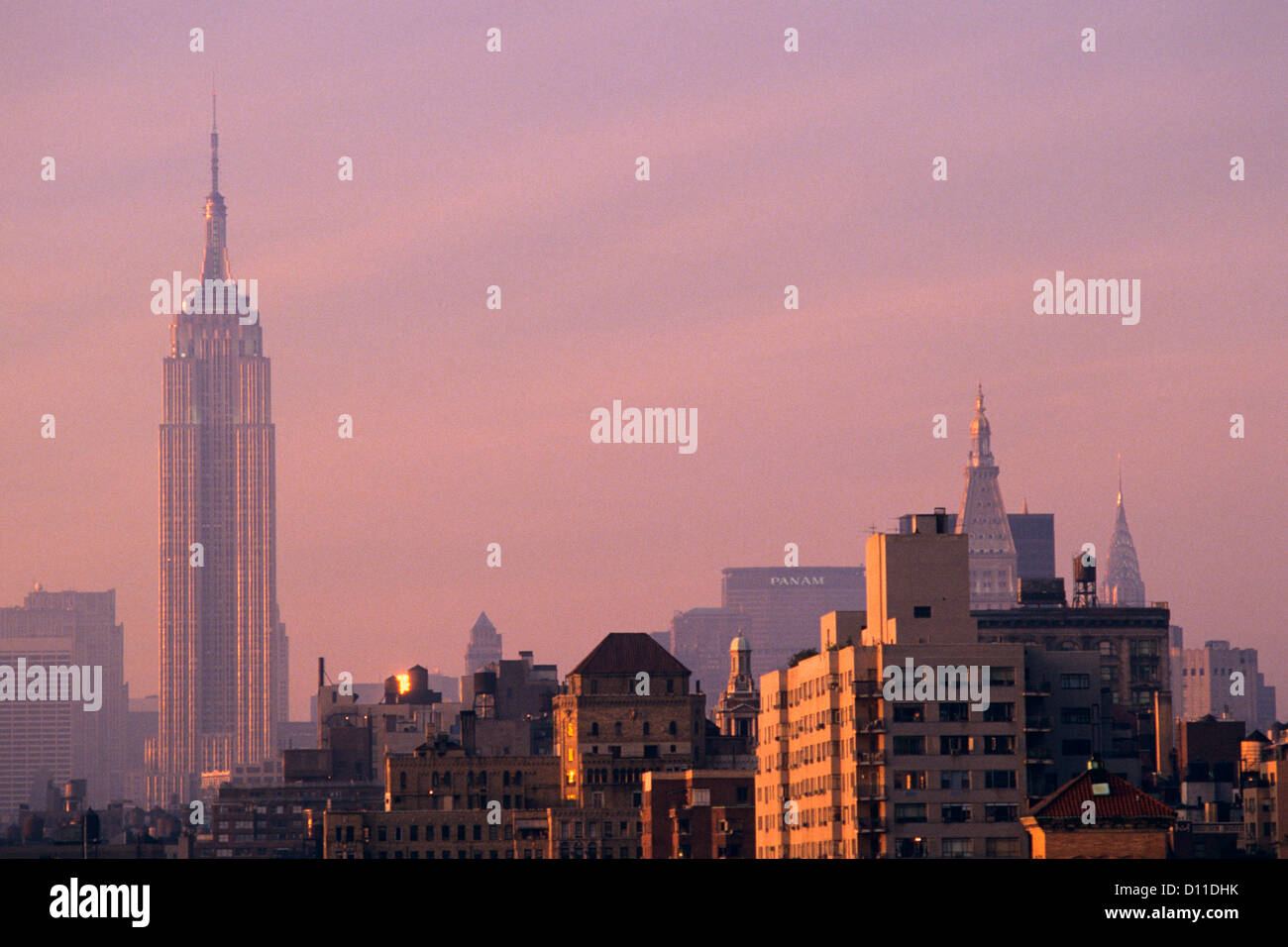 Anni ottanta Empire State Building guardando a Nord dal villaggio di NEW YORK CITY NEW YORK STATI UNITI D'AMERICA Foto Stock