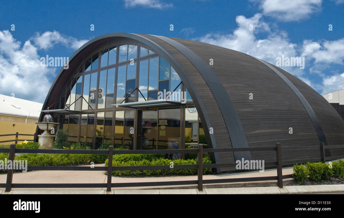 Il design architettonico unico in legno a forma di botte edificio a Bundaberg bevande infuso di attrazione turistica, Queensland Australia Foto Stock
