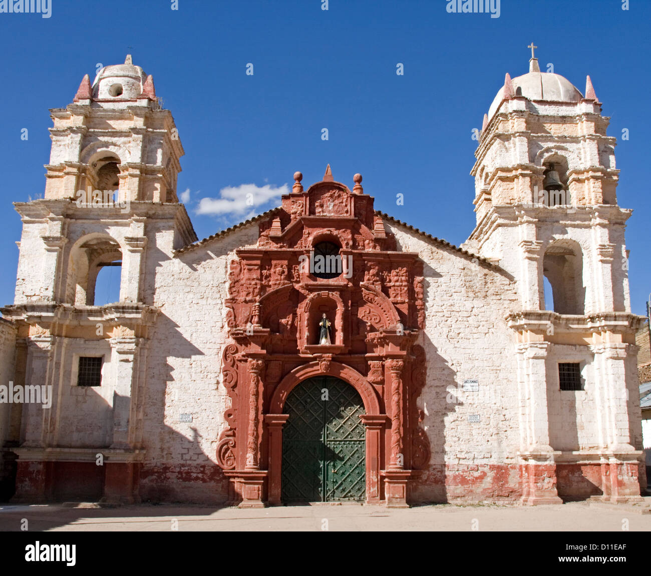 Storica di Santa Barbara chiesa cattolica con ornati in ingresso e la porta nel villaggio di Huancavelica in Perù, Sud America Foto Stock
