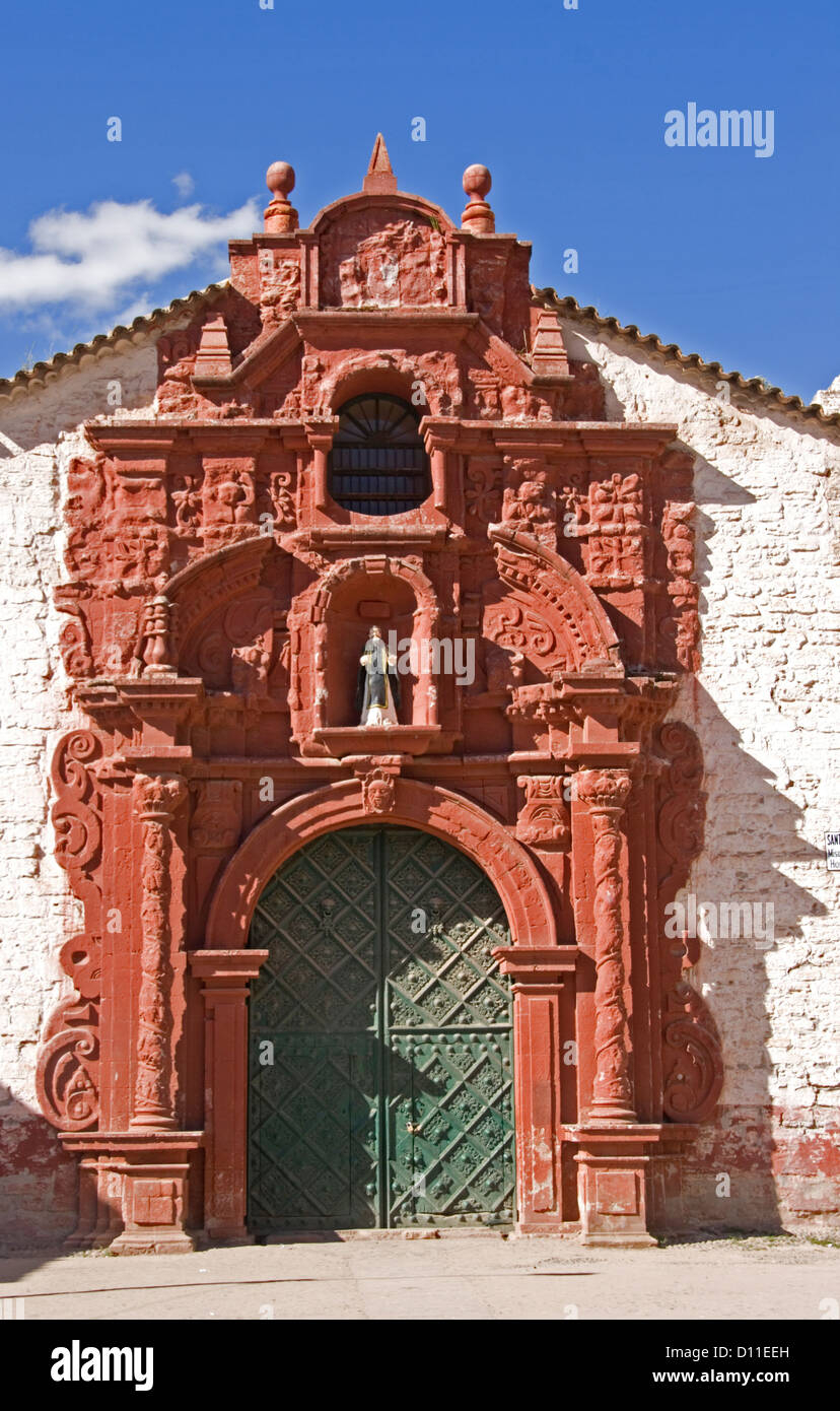 Ornati in ingresso alla storica di Santa Barbara chiesa nel villaggio di Huancavelica nelle montagne delle Ande del Perù, Sud America Foto Stock