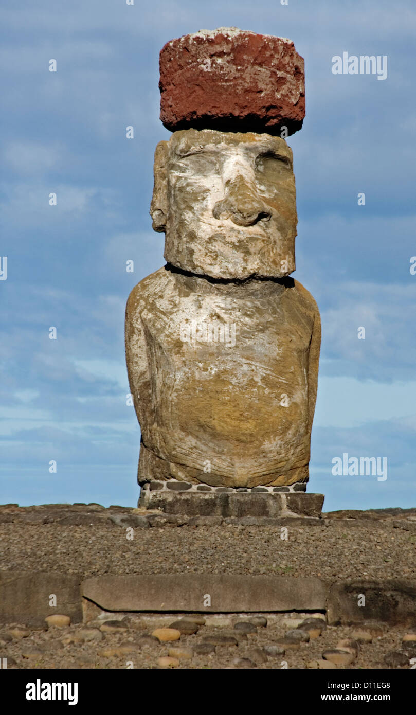 Solitaria Isola di Pasqua statua, moai , con pietra rossa hat, a Tahai Foto Stock
