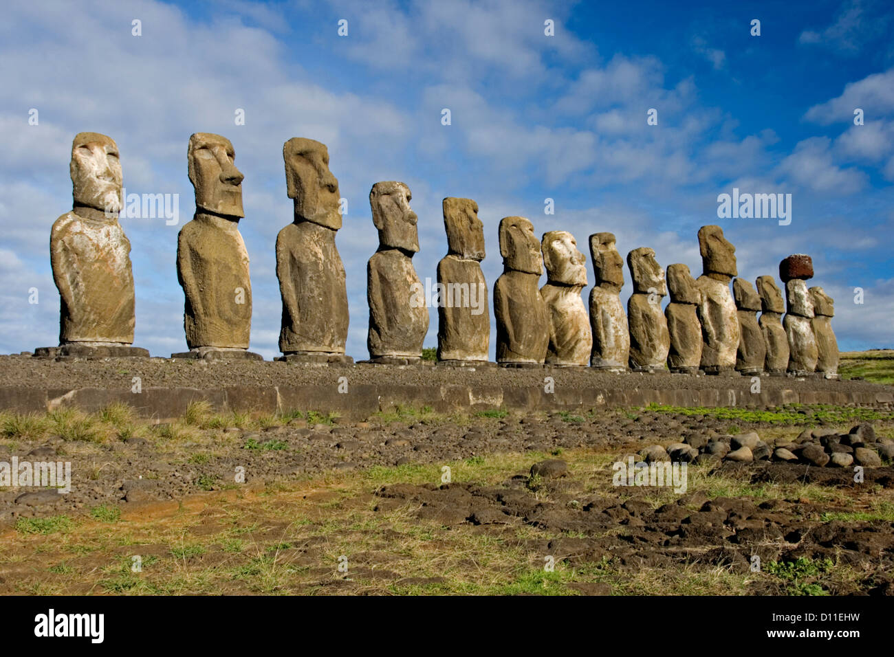 Statue di pietra - moai - presso l'isola di pasqua, lareg gruppo di statue a ahu Tongariki Foto Stock