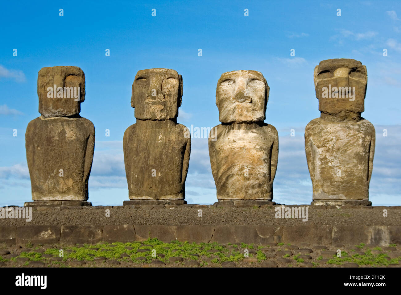 Statue di pietra - moai - presso l'Isola di Pasqua. Il gruppo di quattro a Ahu Tongariki Foto Stock