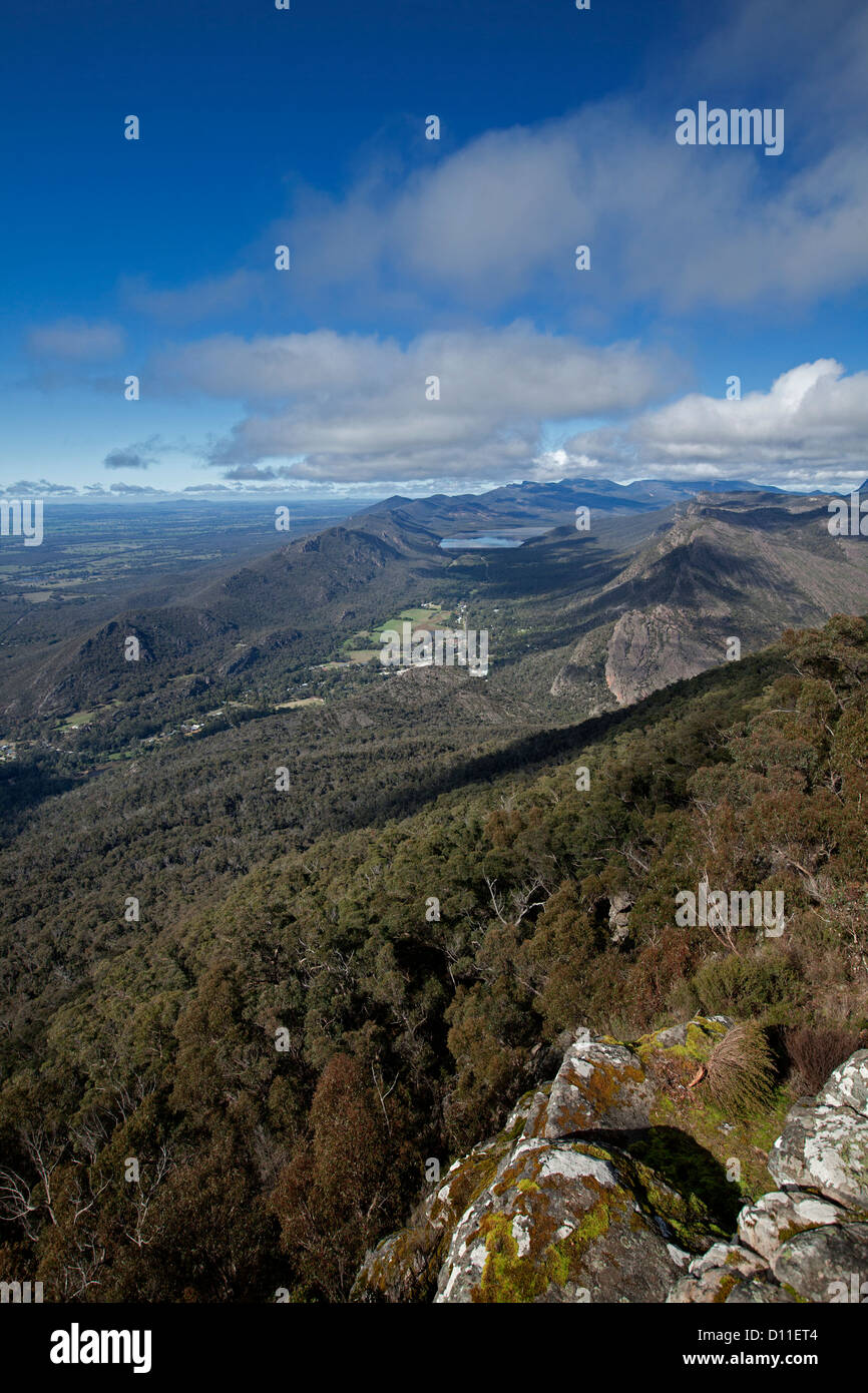 Vista su un vasto paesaggio delle valli e le gamme della montagna del Parco Nazionale di Grampians dal Boroka Lookout in Victoria Australia Foto Stock