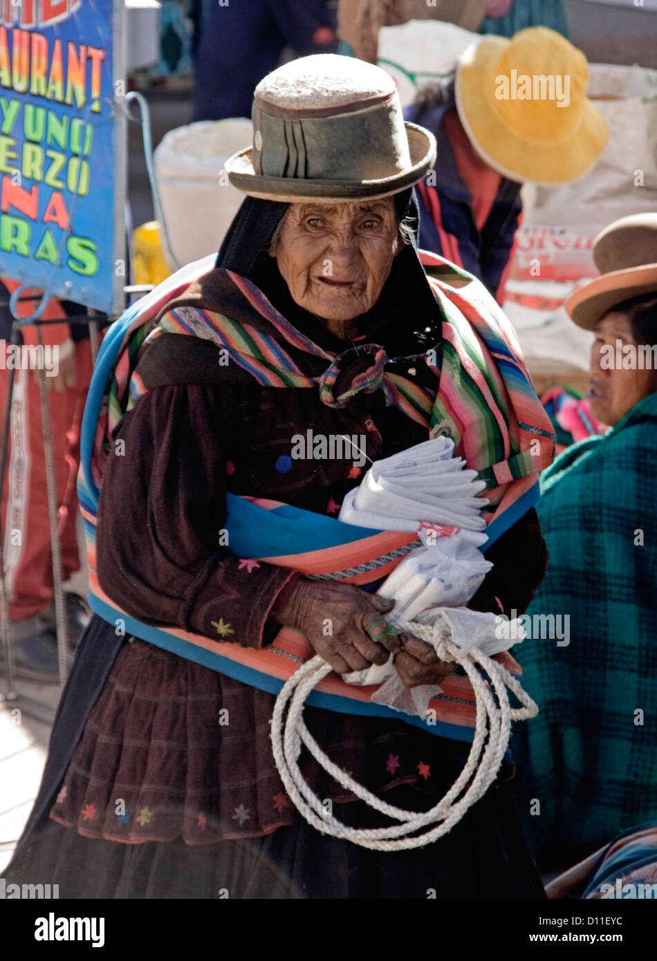 Anziani donna indigena in abito tradizionale nel villaggio rurale nelle montagne delle Ande del Perù, Sud America Foto Stock