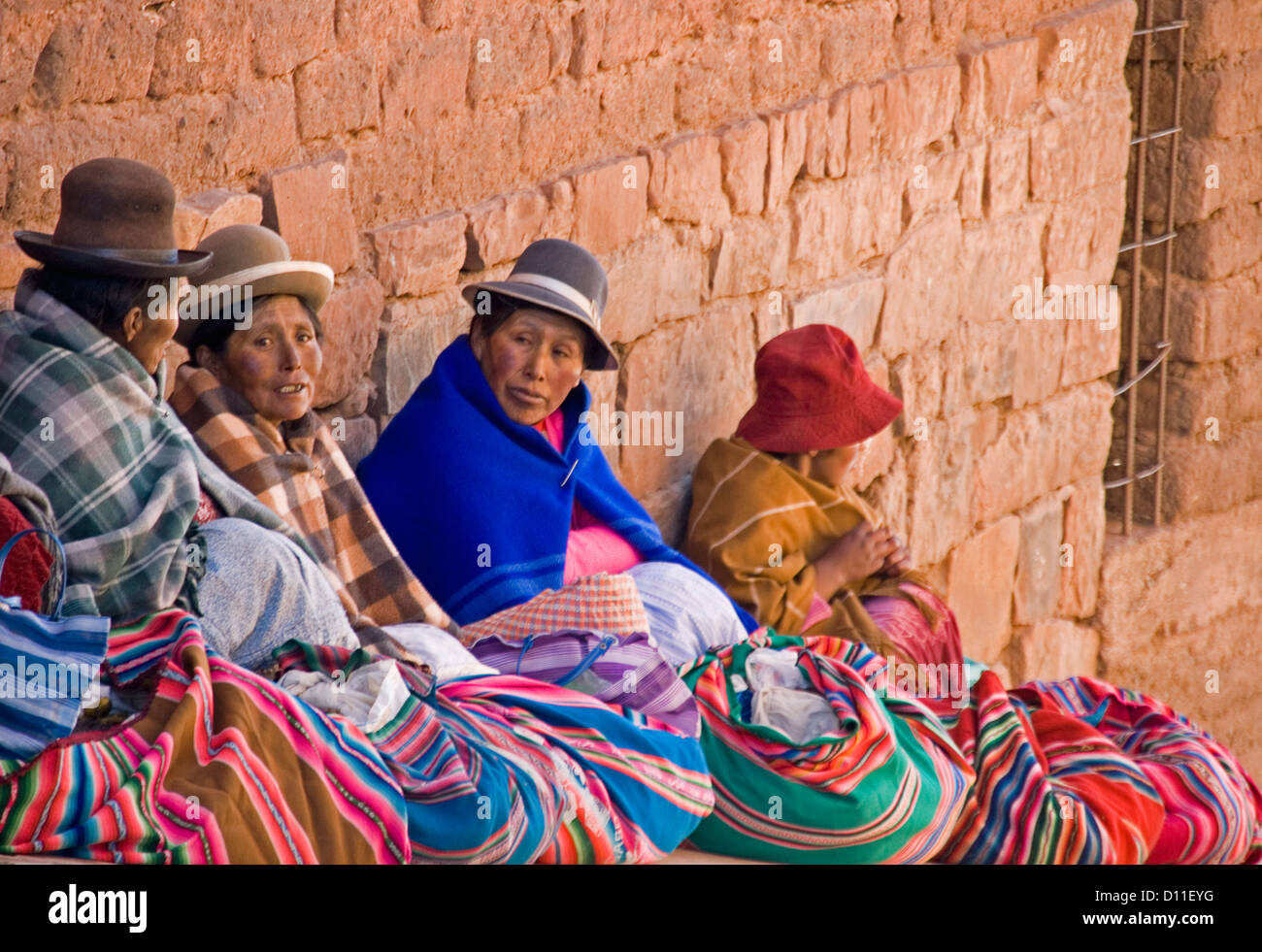 Le donne indigene in abito tradizionale seduta sul sentiero nel villaggio di Moho in montagne delle Ande del Perù, Sud America Foto Stock
