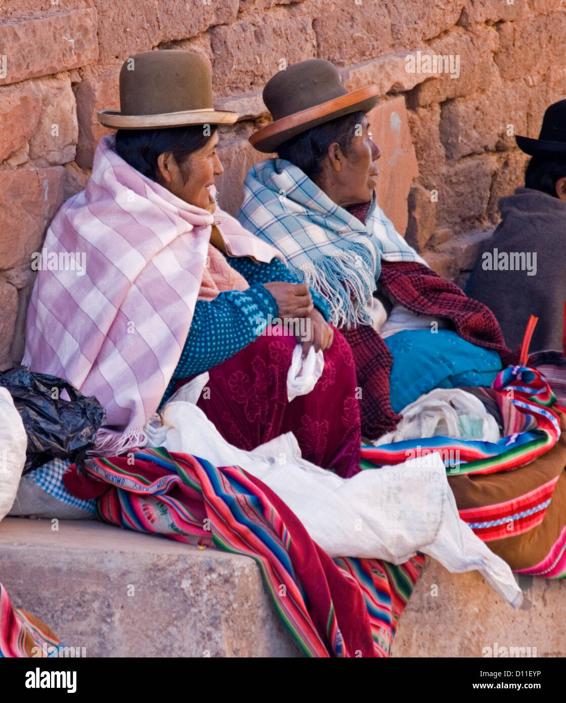 Le donne indigene in abito tradizionale seduta sul sentiero nel villaggio di Moho in montagne delle Ande del Perù, Sud America Foto Stock