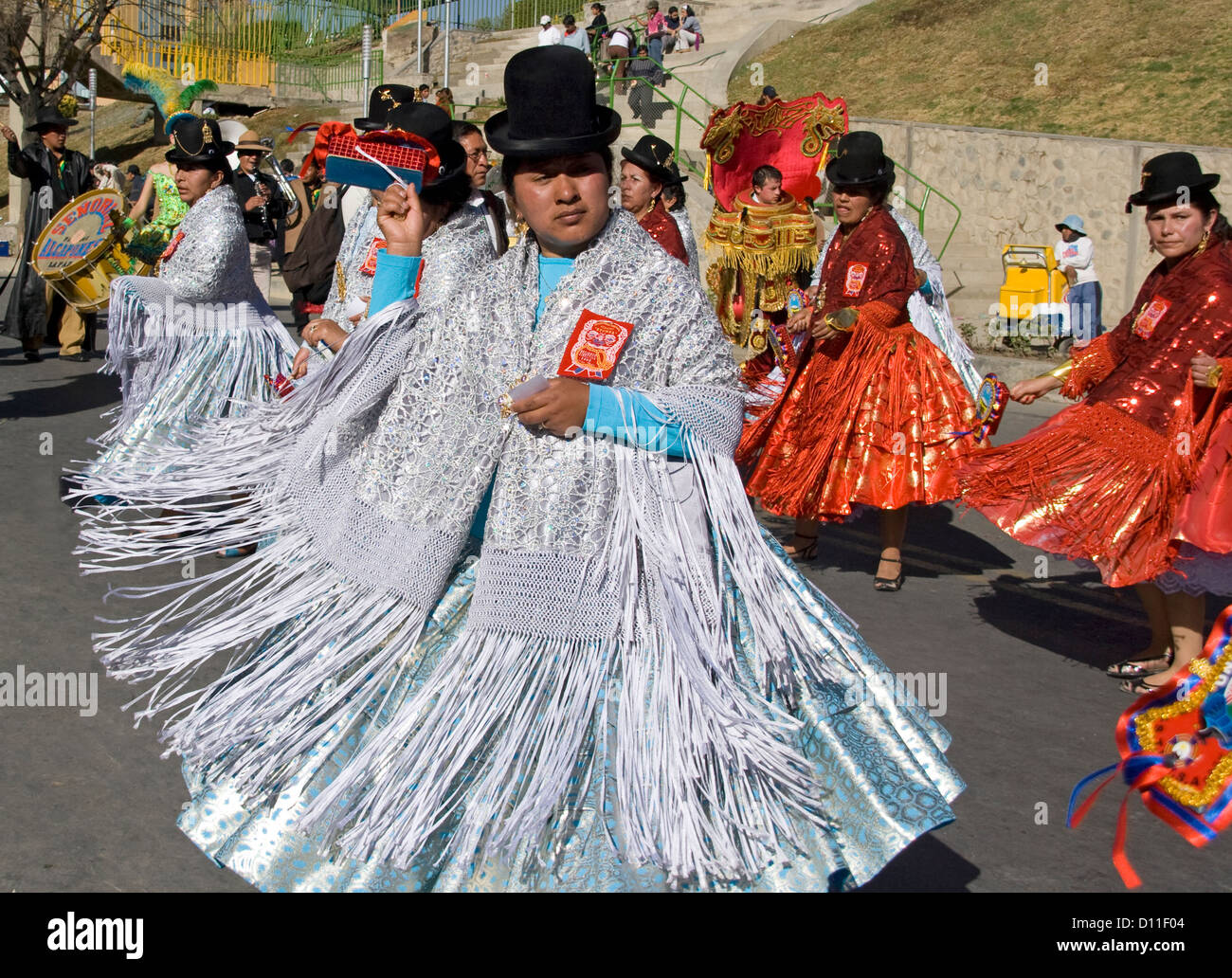 Le donne indigene in argento e rosso vestito tradizionale ballo in strada di carnevale nella città di La Paz, Bolivia, Sud America Foto Stock