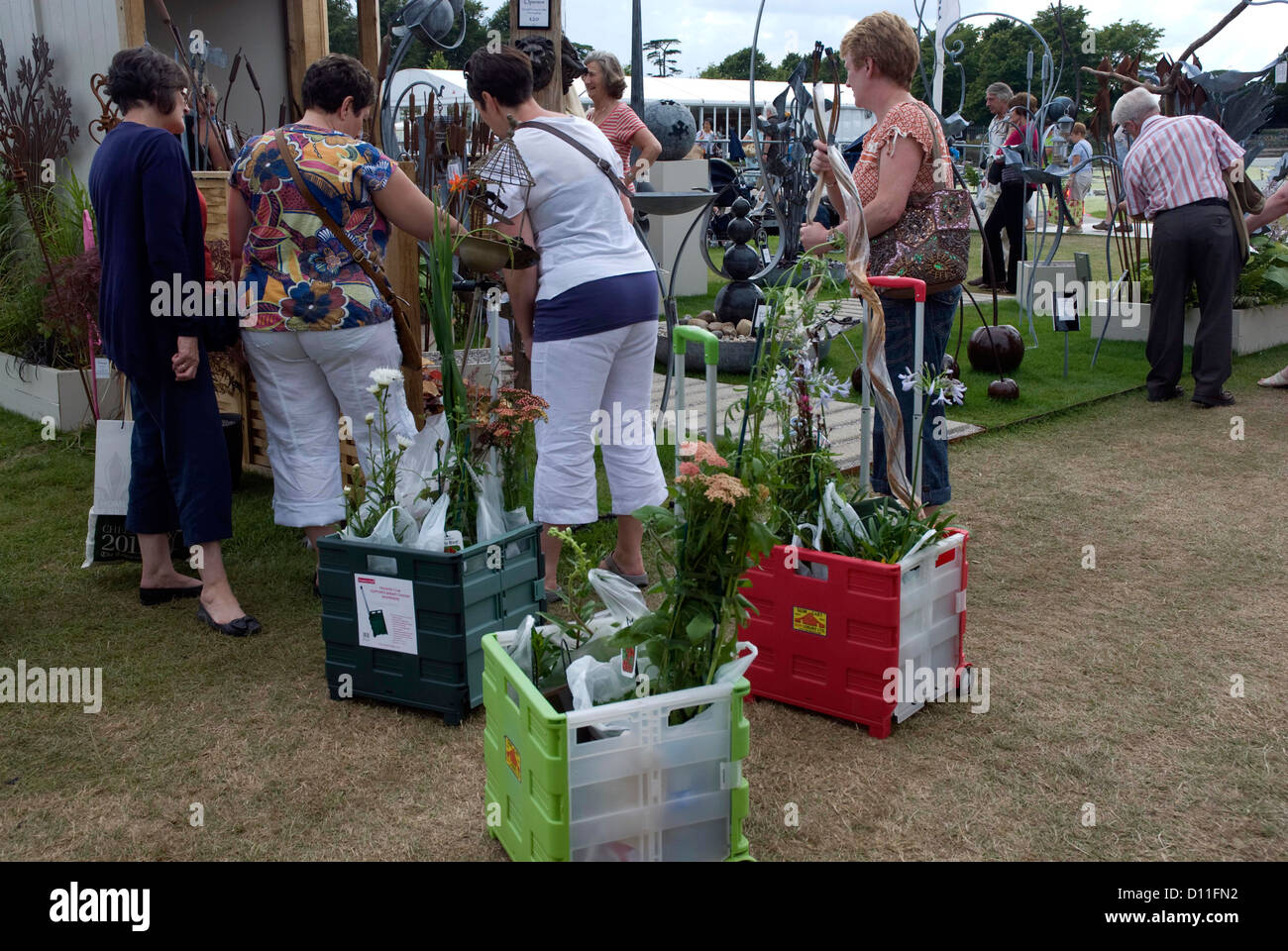 Persone con acquisti Hampton Court Flower Show, West London Foto Stock