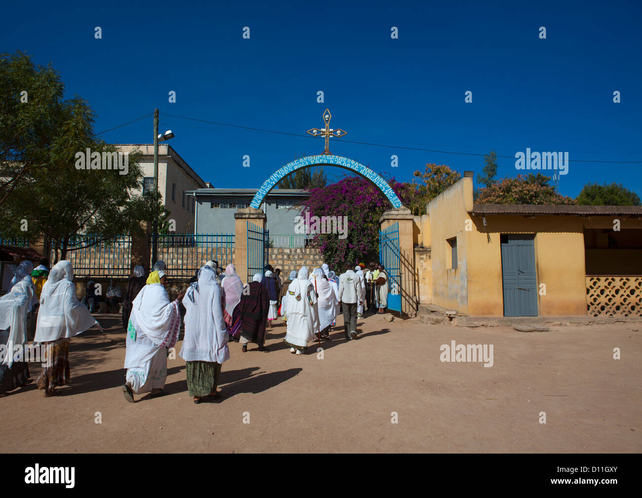 Le persone che si recano in chiesa, Harar, Etiopia Foto Stock