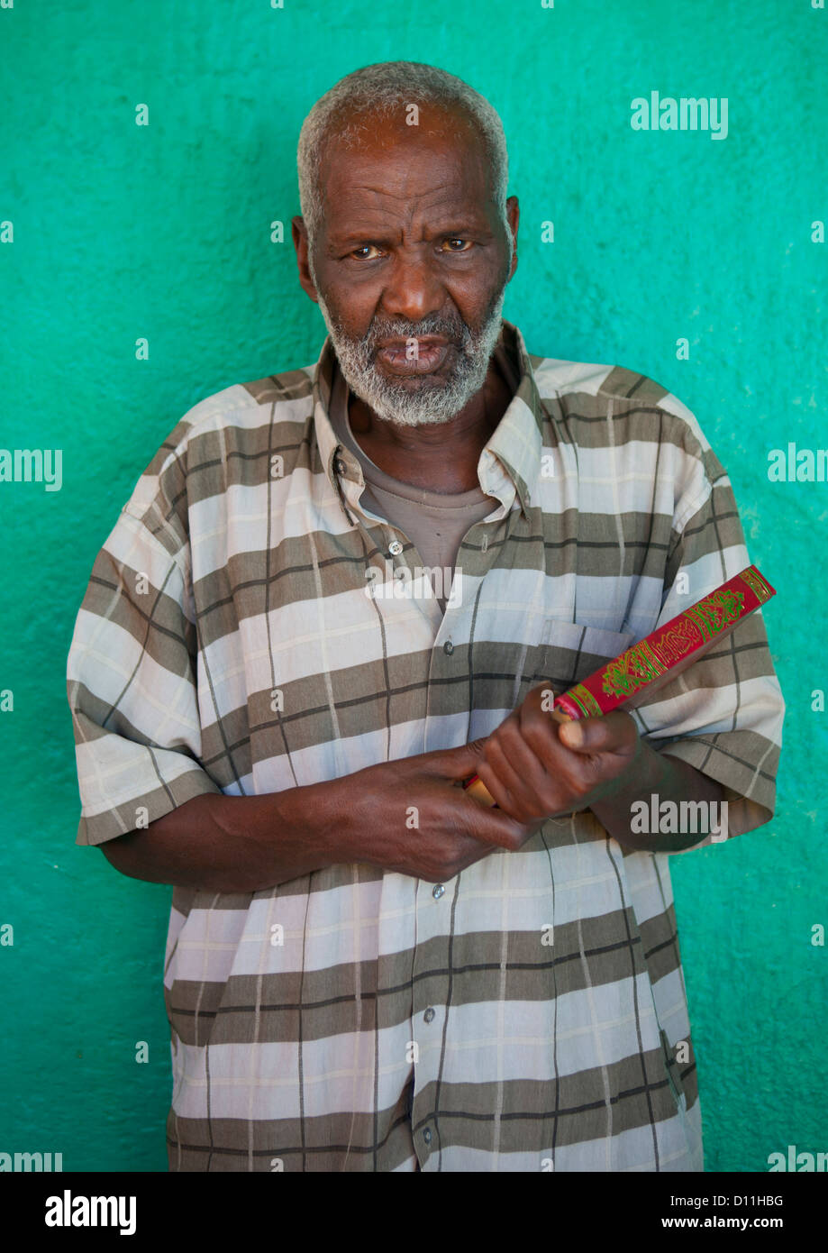 Ritratto di un uomo vecchio tenendo un Corano Libro, Harar, Etiopia Foto Stock