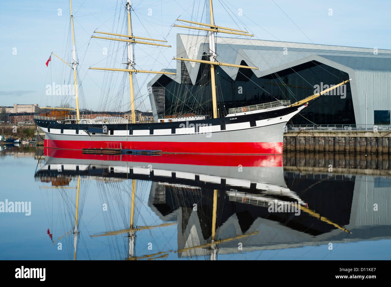 Visualizzare di nuovo il Riverside Museum di trasporto e nave Glenlee in Glasgow Scotland Regno Unito architetto Zaha Hadid Foto Stock