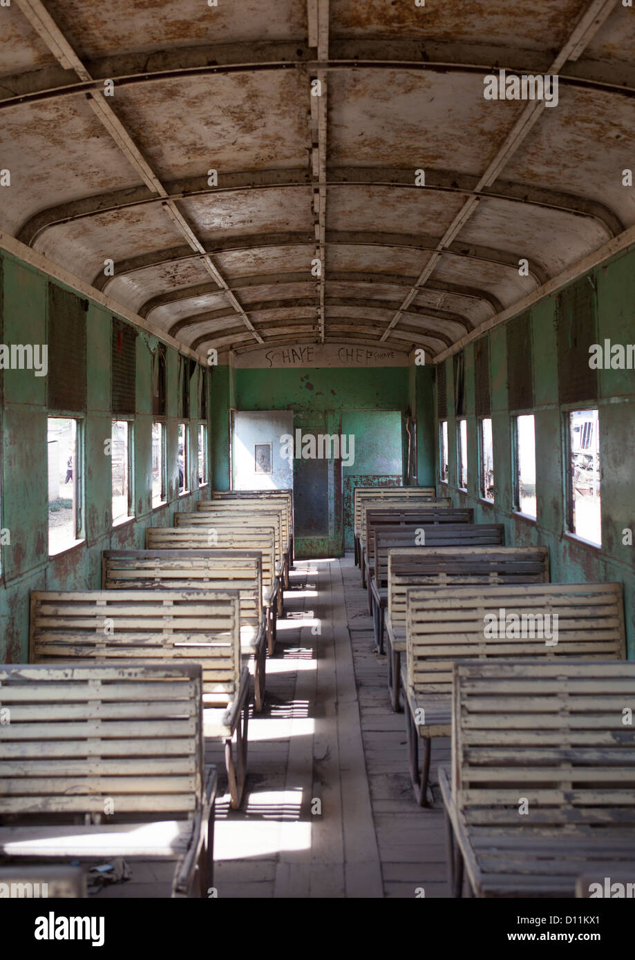 All'interno di Gibuti Addis Abeba vecchio treno terza classe, Dire Dawa stazione ferroviaria, Etiopia Foto Stock