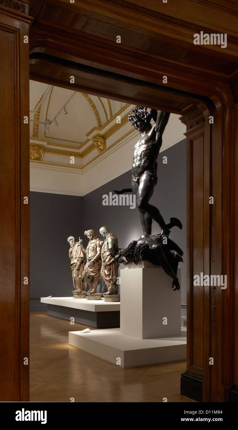 Royal Academy mostra di bronzo, Londra, Regno Unito. Architetto: Stanton Williams, 2012. Vista attraverso al Rinascimento italiano Foto Stock