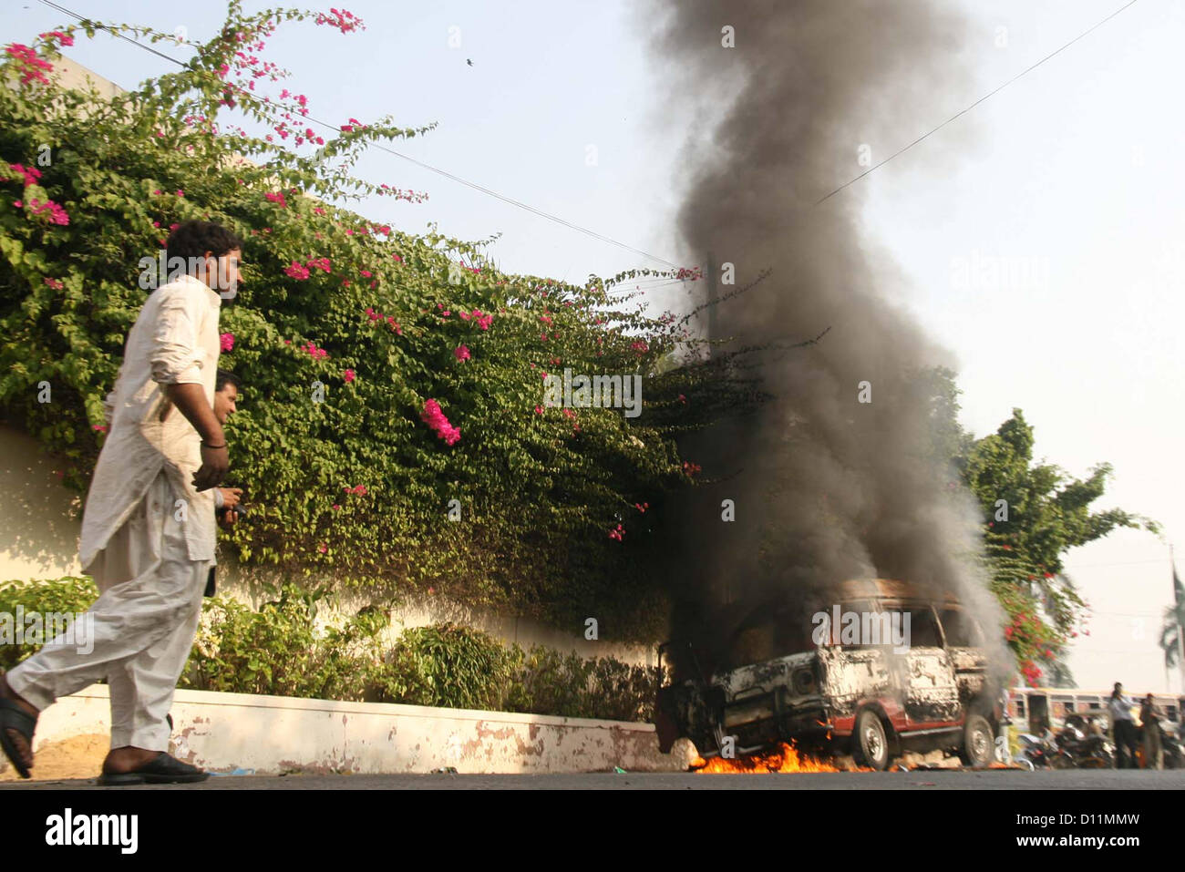 Aumento di fumo da un veicolo che ha preso fuoco a causa di corto circuito, vicino a Mazar-e-Quaid a Karachi il Mercoledì, Dicembre 05, 2012 Foto Stock