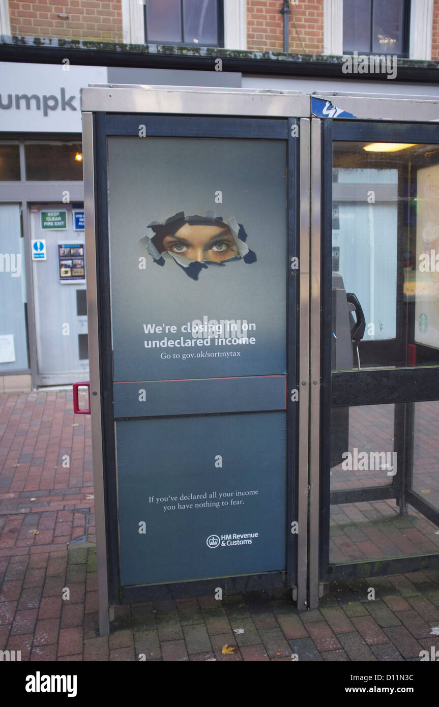 Siamo in chiusura sul reddito sommerso annuncio su una cabina telefonica Foto Stock