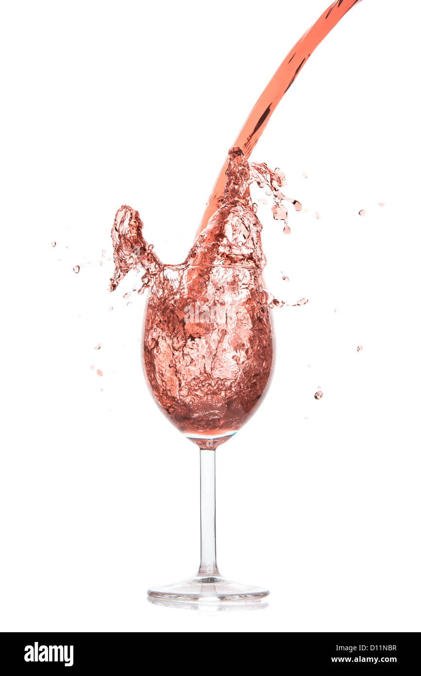 Vino rosato schizzare su sfondo bianco Foto Stock