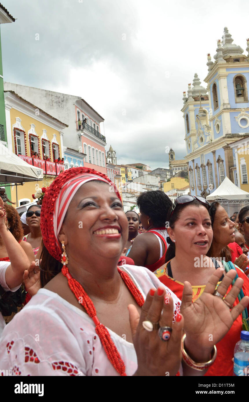 Devoti di prendere parte a una processione celebra Santa Barbara, come parte di un ciclo di festività religiose in Salvador, Bahia, nel nordest del Brasile, il 4 dicembre 2012. Foto: ERIK SALLES/BAPRESS Foto Stock