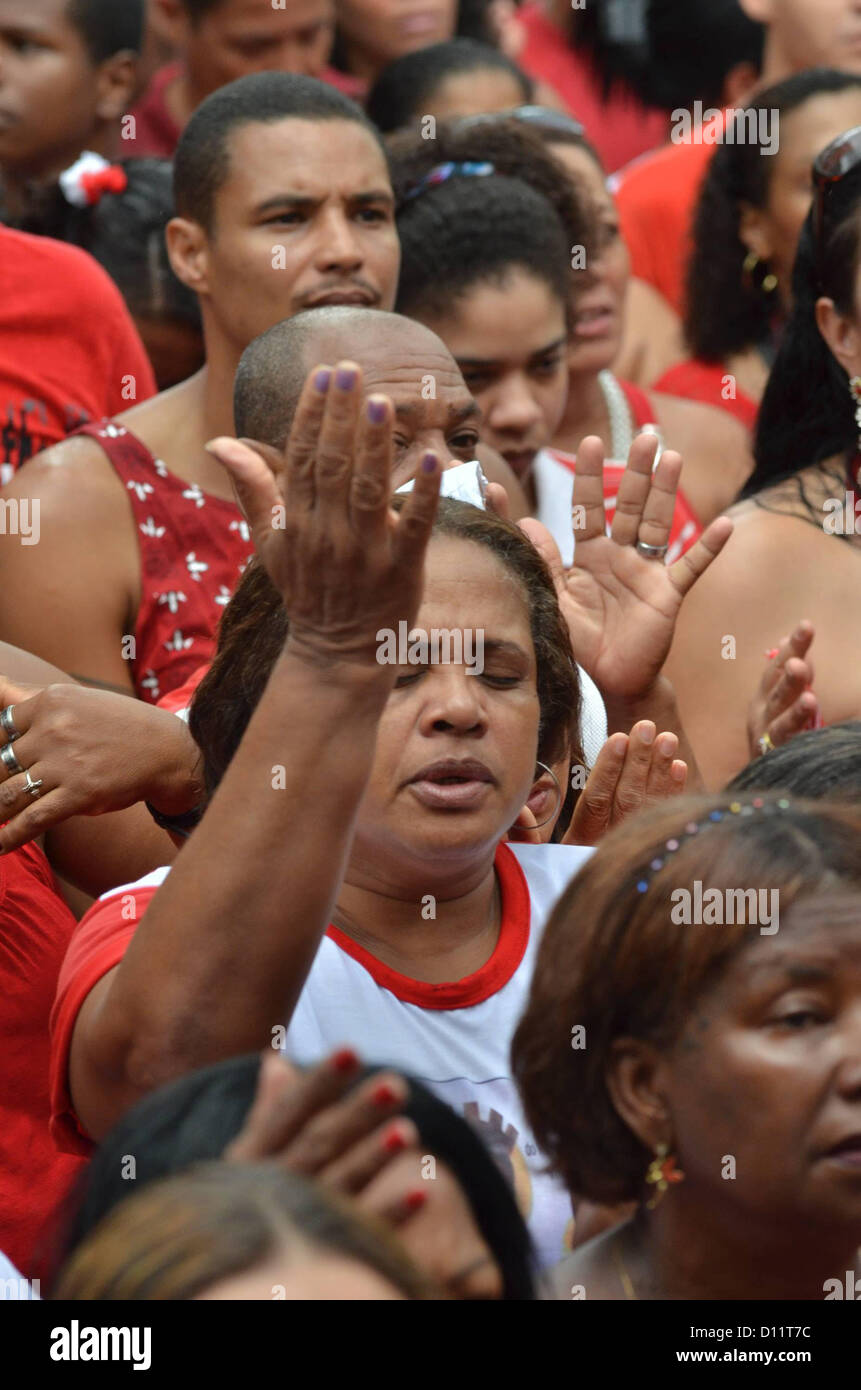 Devoti di prendere parte a una processione celebra Santa Barbara, come parte di un ciclo di festività religiose in Salvador, Bahia, nel nordest del Brasile, il 4 dicembre 2012. Foto: ERIK SALLES/BAPRESS Foto Stock