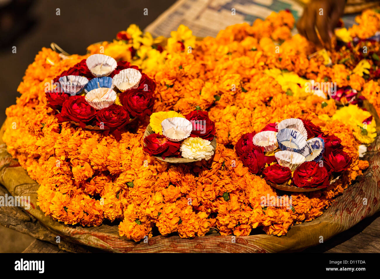 India, Uttar Pradesh,bocce in foglia con fiori e olio lampada per Aarti al fiume Gange Foto Stock