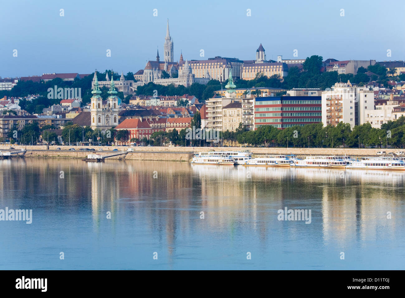 Budapest vista la mattina con gli edifici e la riflessione in Donau river . Foto Stock