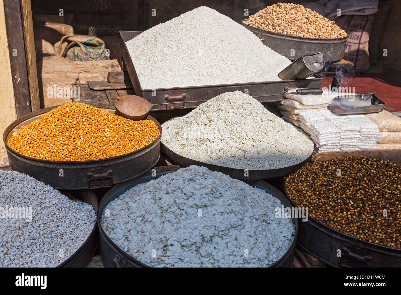 India, Uttarakhand, Rishikesh, ceci e crusca di frumento nel cestello Foto Stock