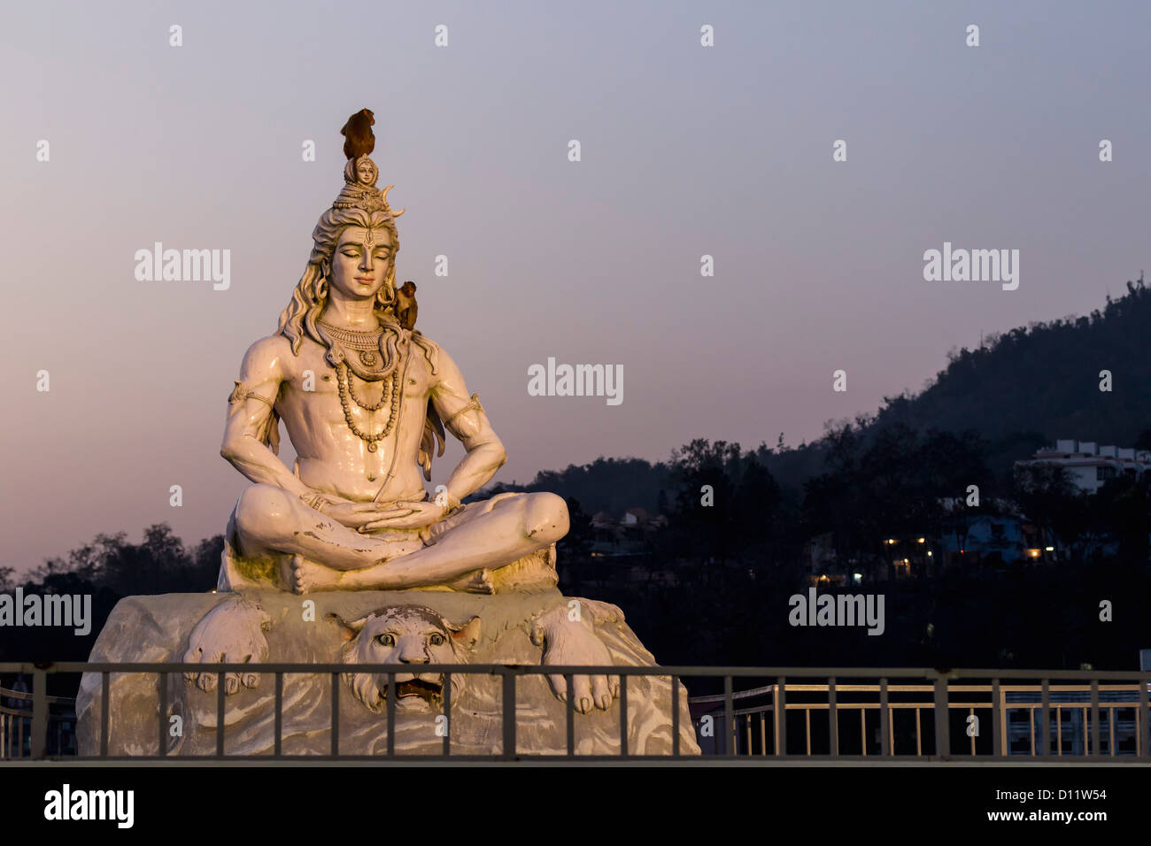 India, Uttarakhand, Rishikesh, Signore Shiva statua al fiume Gange Foto Stock