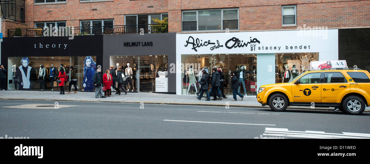 Gli amanti dello shopping su Madison Avenue a New York durante lo shopping di Natale stagione su Sabato, 1 dicembre 2012. (© Richard B. Levine) Foto Stock