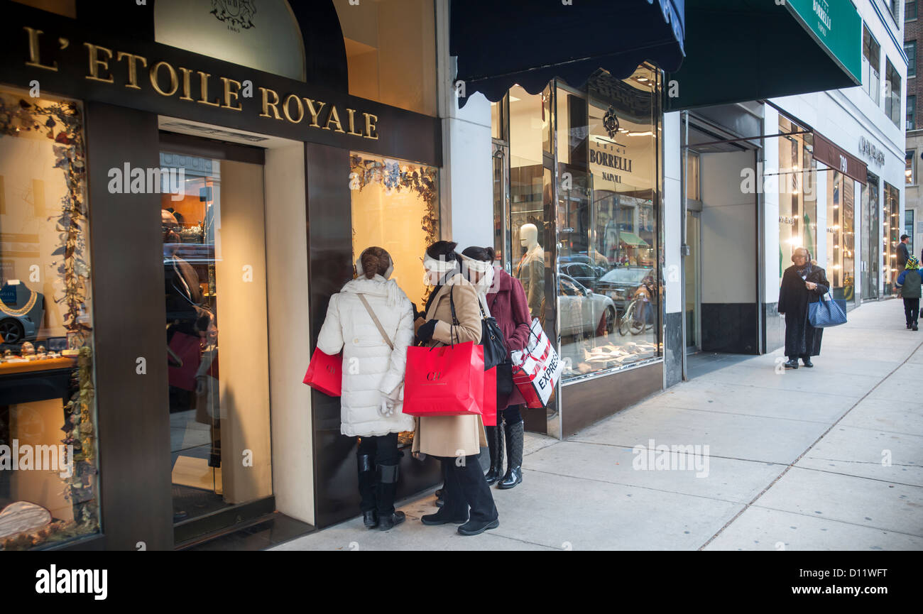 Gli amanti dello shopping su Madison Avenue a New York durante lo shopping di Natale stagione su Sabato, 1 dicembre 2012. (© Richard B. Levine) Foto Stock