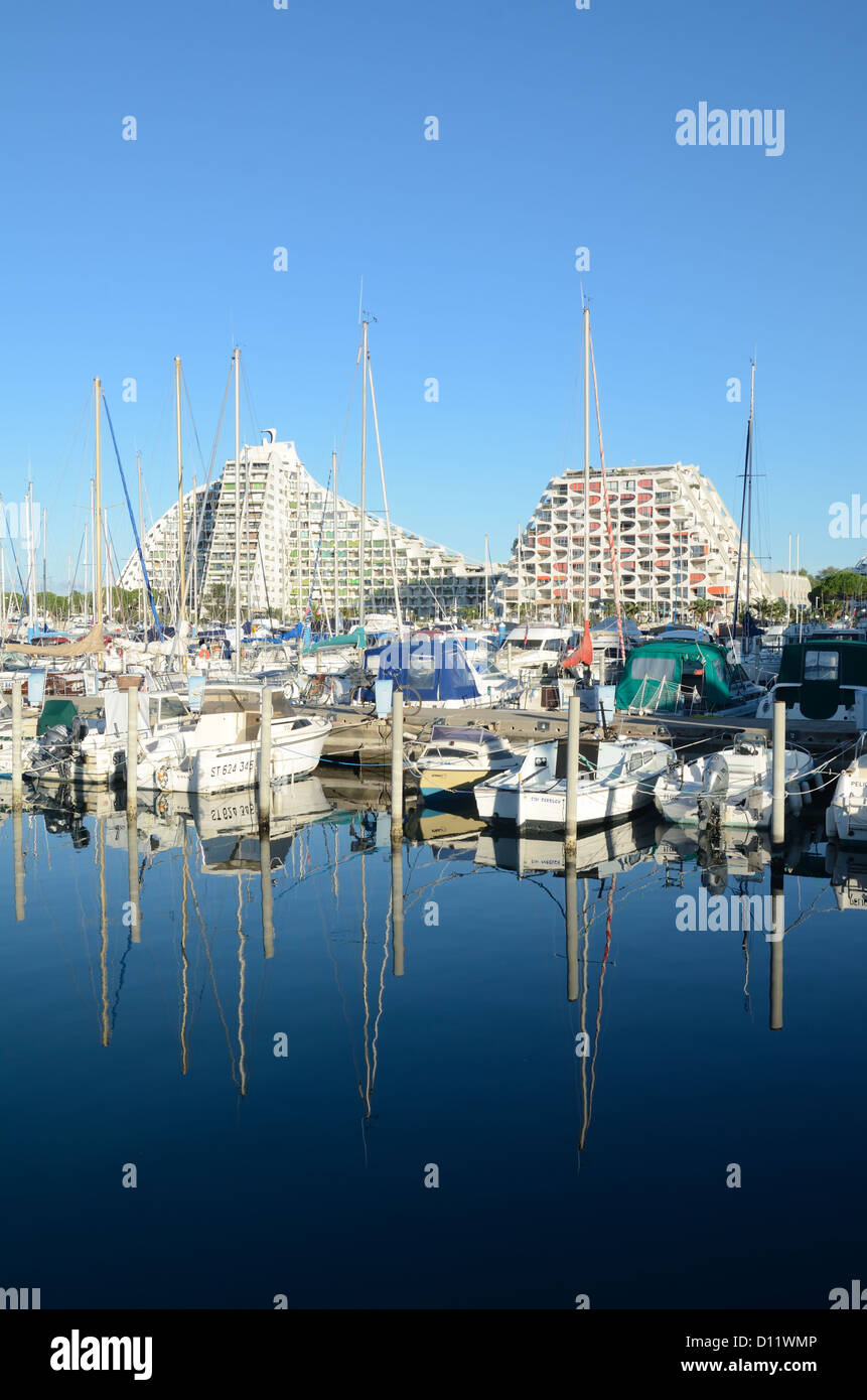 Moderne piramidi o edifici a forma di piramide e yacht ormeggiati nel porto o nel porto nella città resort di la Grande-Motte Hérault Francia Foto Stock