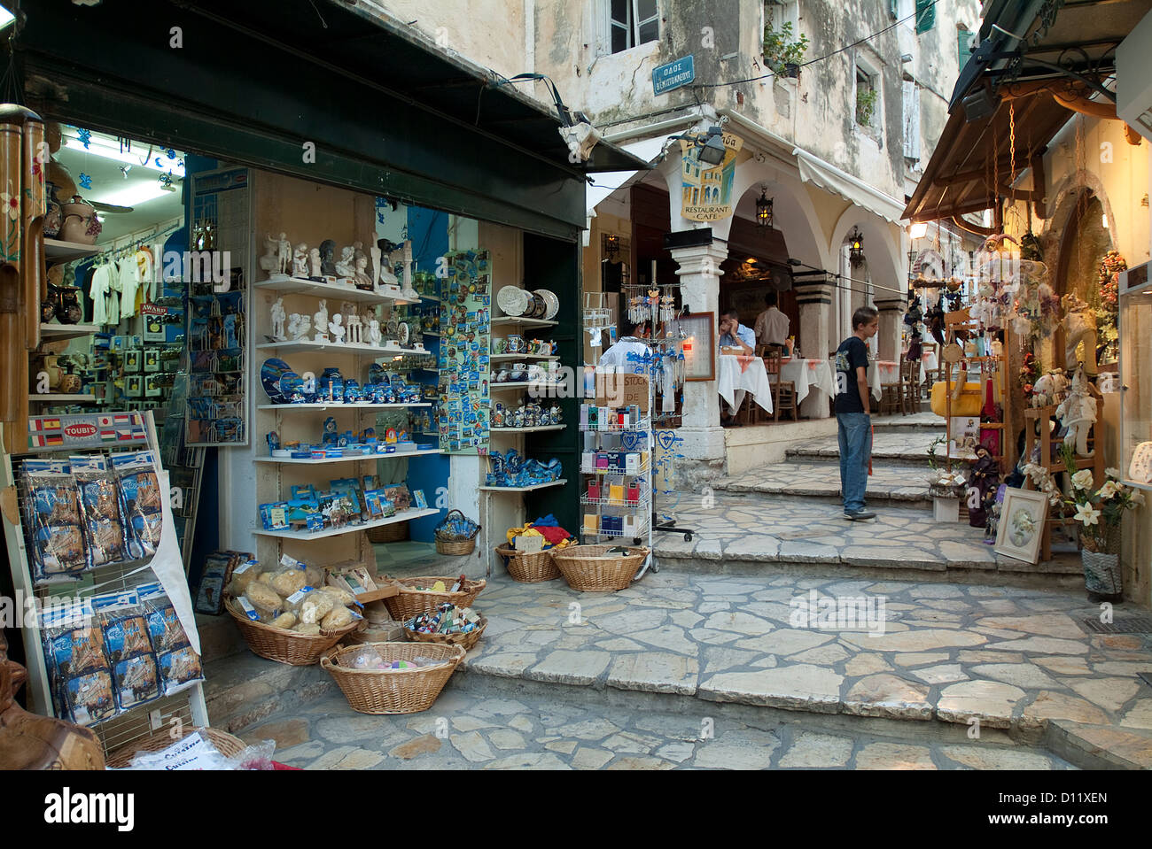 Shopping nella città di Corfù, Corfu, Isole Ionie, Grecia Foto Stock
