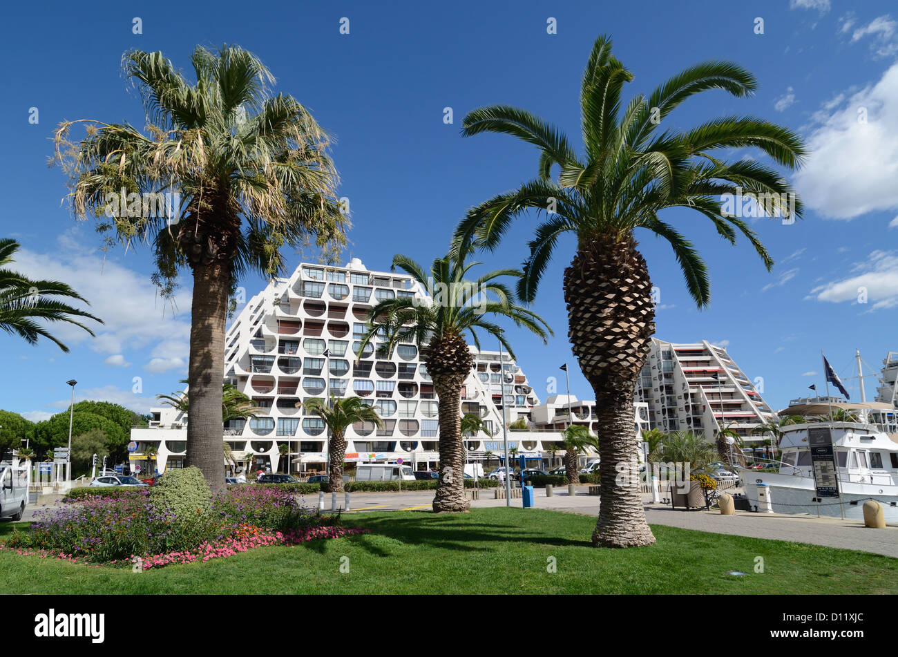 Moderno edificio a forma di piramide Delta (1971) incorniciato da palme e giardino pubblico presso la Grande-Motte Tourist Resort e Port Hérault France Foto Stock