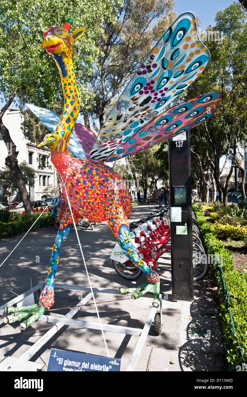 Splendida luminose colorate gossamer alato di cartapesta demon display visualizzato nel parco mediano di Avenida Alvaro Obregon Foto Stock