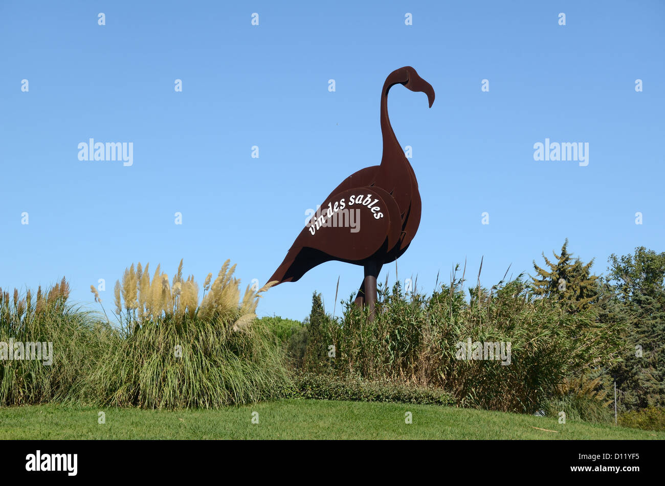 Scultura in metallo gigante del grande Flamingo Pubblicità Vin des Sables vino nella regione della Camargue Provenza Francia Foto Stock