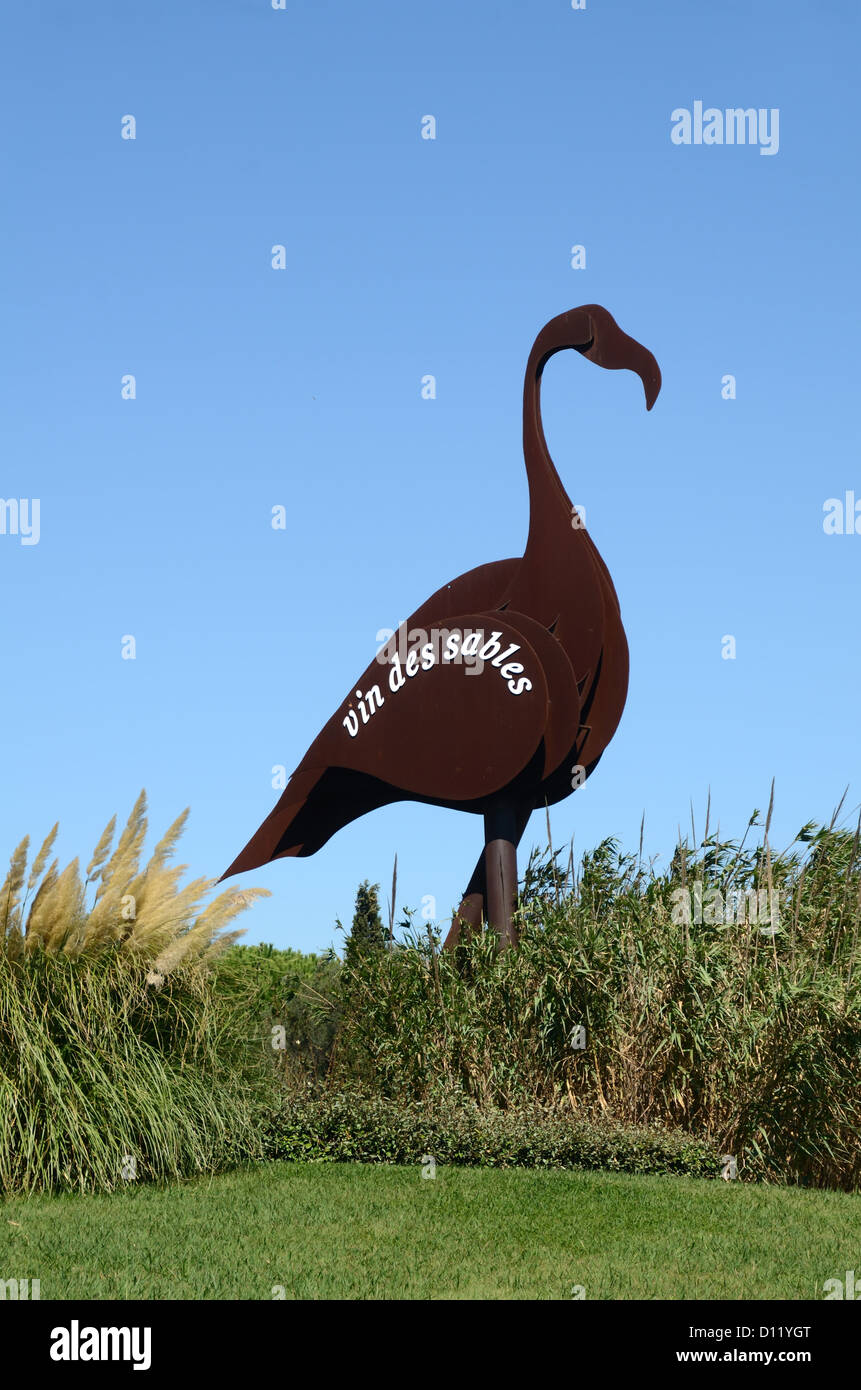 Scultura in metallo gigante del grande Flamingo Pubblicità Vin des Sables vino nella regione della Camargue Provenza Francia Foto Stock