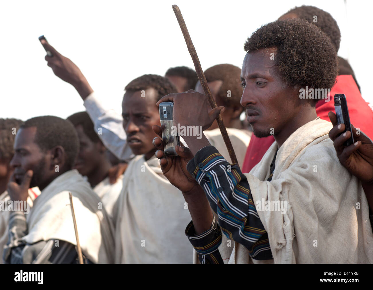 Karrayyu trib uomini registrazione di brani durante la cerimonia Gadaaa, Metahara, Etiopia Foto Stock