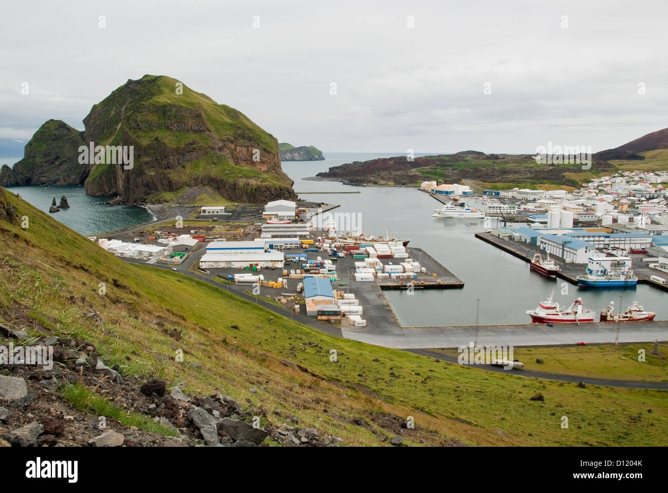 E Heimaklettur Vestmannaeyjar porto Isola di Heimaey Islanda Europa Foto Stock