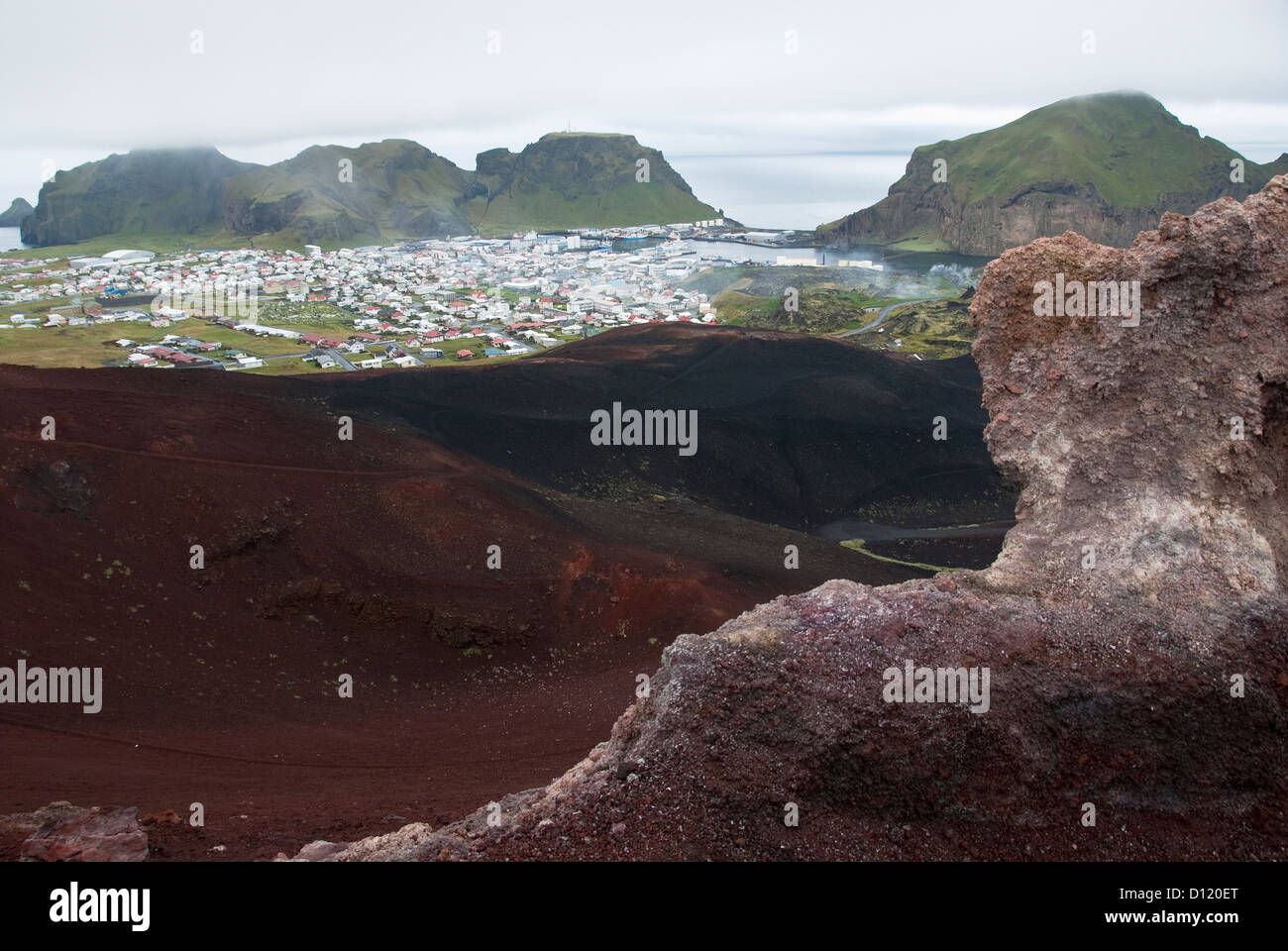 Città di Heimaey dal vulcano Eldfell Isola di Heimaey Isole di Westmann Islanda Europa Foto Stock