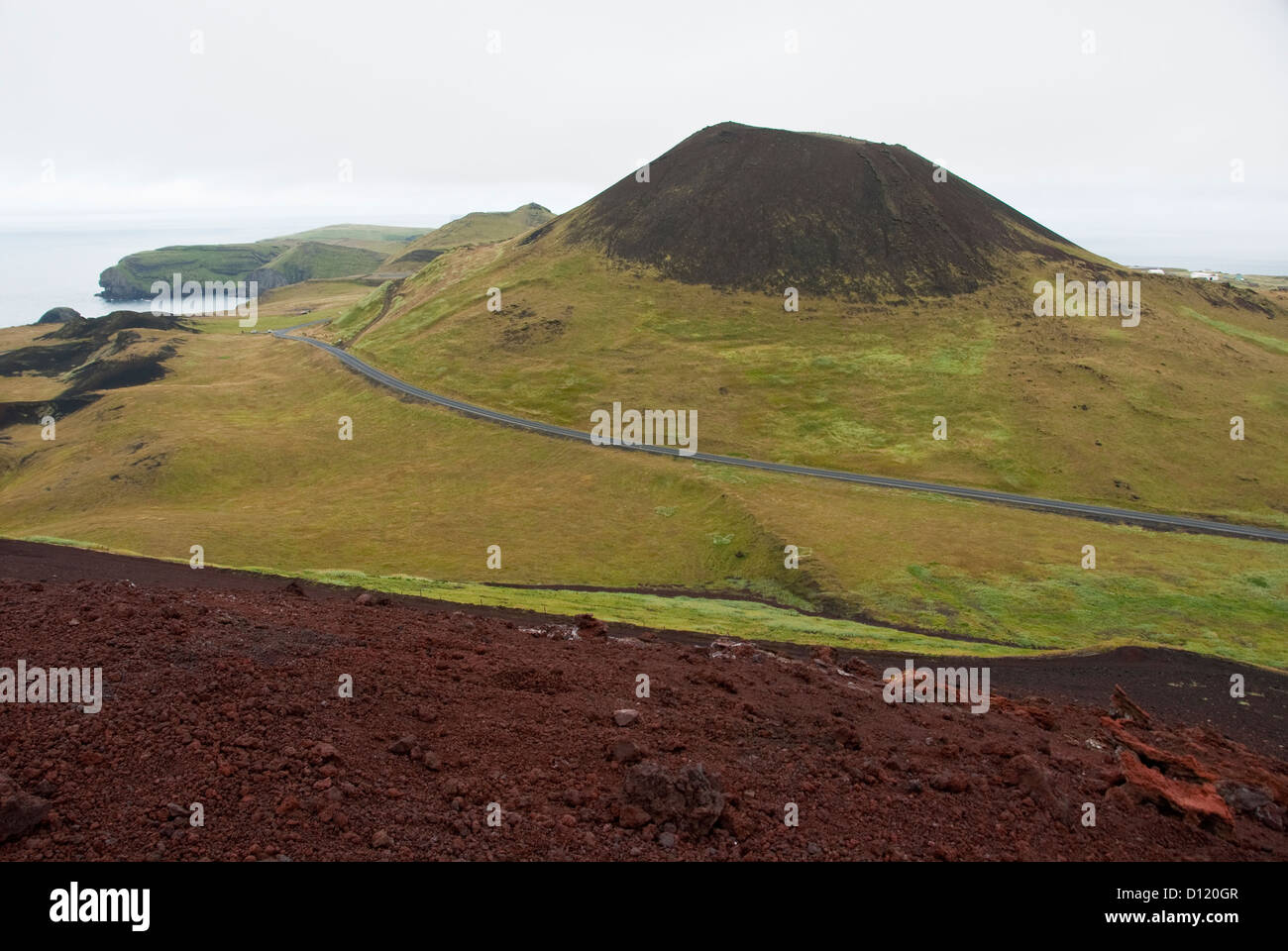 Vulcano Helgafell dal vulcano Eldfell Isola di Heimaey Isole di Westmann Islanda Europa Foto Stock