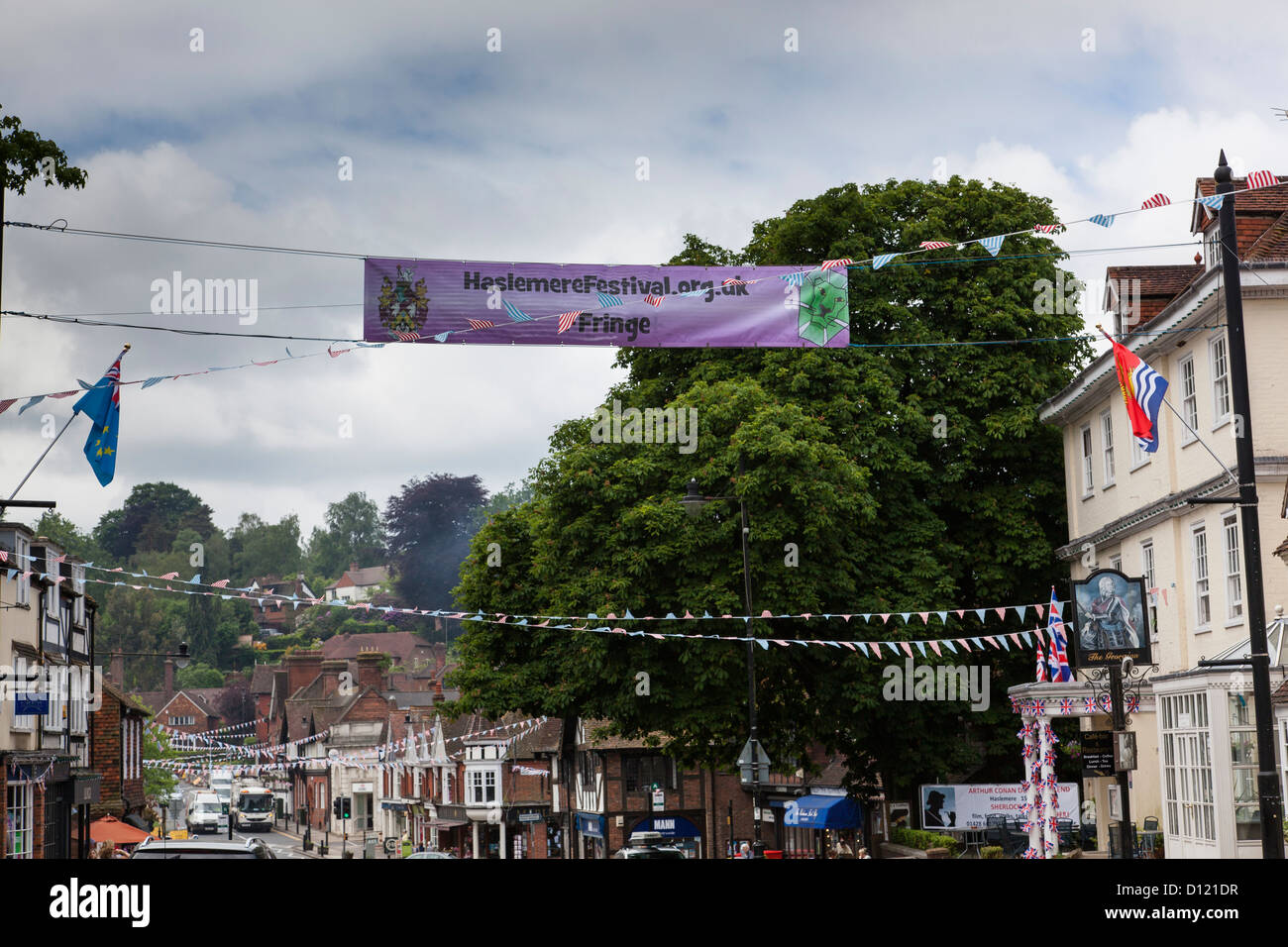 Le bandiere e pavese di decorare la High Street in Haslemere per celebrare il diamante della regina, Giubileo 2012. Foto Stock