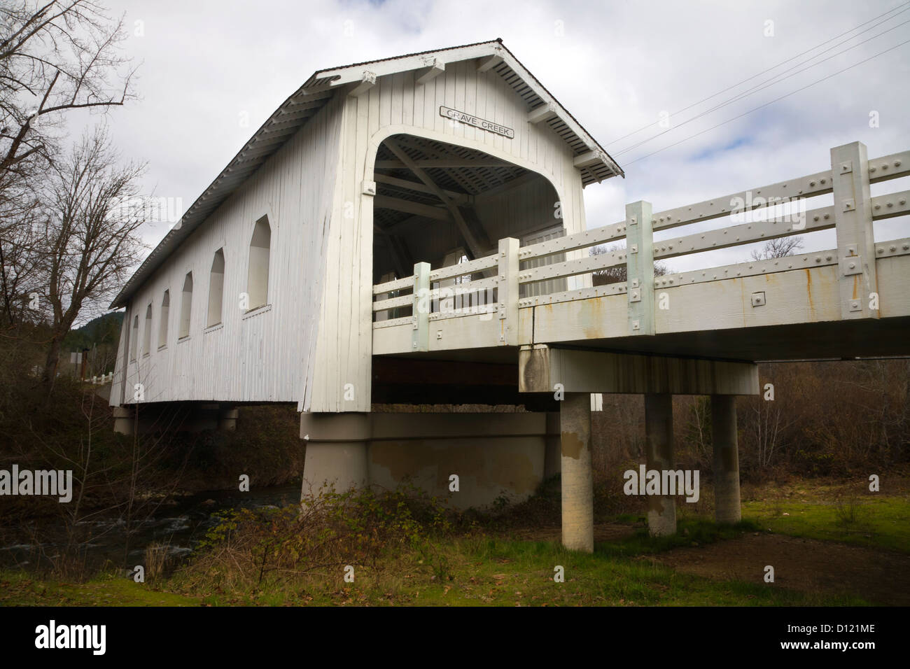 Grave Creek che scorre sotto grave Creek ponte coperto in valle soleggiata al Leland situato lungo la vecchia Applegate ha pioneer Trail. Foto Stock