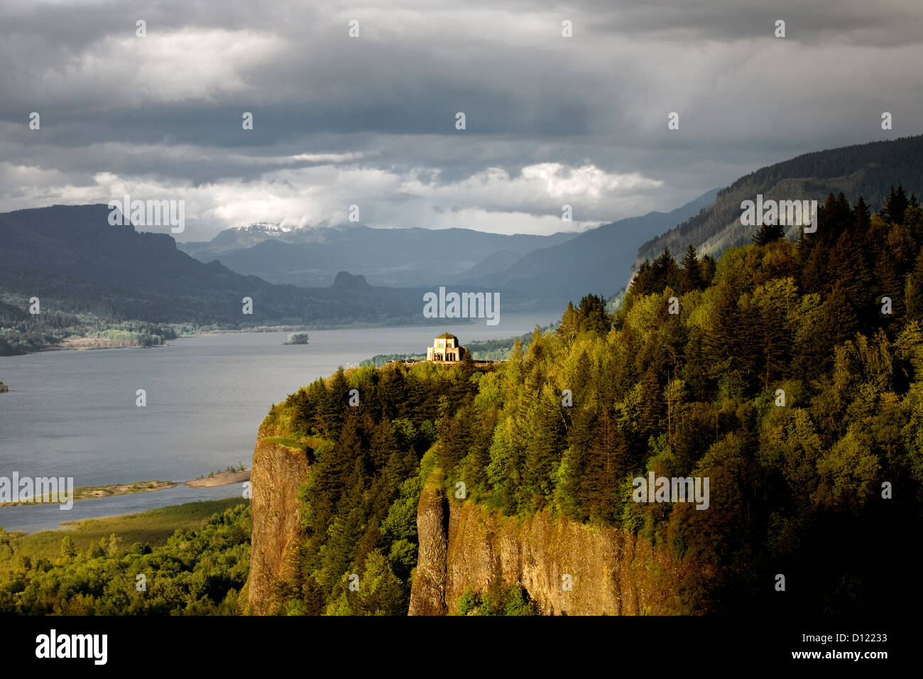 Vista della Casa Vista sul punto di corona lungo il fiume Columbia Scenic autostrada in Columbia River Gorge. Foto Stock