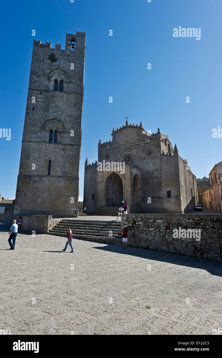 Il campanile e la cattedrale cattolica di Erice, provincia di Trapani, Sicilia, Italia Foto Stock